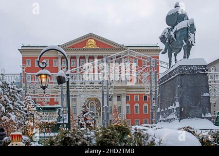 Moskau, Russland - 20. Dezember 2021 , Weihnachtsbaum mit Kugeln auf dem Hintergrund Architektur des Moskauer Tverskaya-Platz und das Gebäude der Municipali Stockfoto