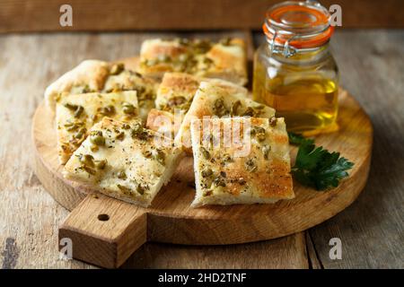 Traditionelles Focaccia-Brot mit Oliven Stockfoto