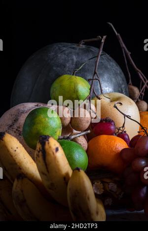 Verschiedene tropische Früchte begrüßen das neue Jahr. Stockfoto