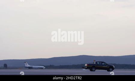 Flughafenmitarbeiter, die Flugzeuge abfertigung. Das Flugzeug parkte am Flughafen und bereitet sich auf den nächsten Flug vor. Nahaufnahme mit Blick auf den weißen, modernen Passagier Stockfoto