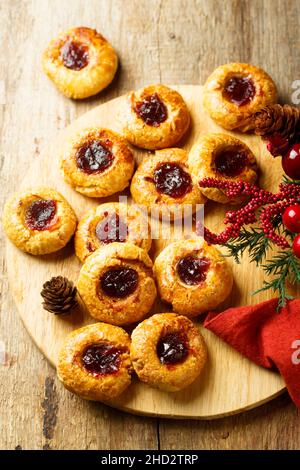 Hausgemachte Kekse mit Beerenmarmelade Stockfoto