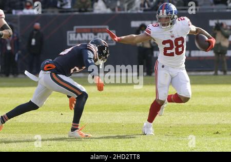 Chicago, Usa. 02nd Januar 2022. New York Giants Devontae Booker (28) hält Chicago Bears Deon Bush (26) aus, um am Sonntag, den 2. Januar 2022, einige Yards im Soldier Field in Chicago zu gewinnen. Foto von Mark Black/UPI Credit: UPI/Alamy Live News Stockfoto