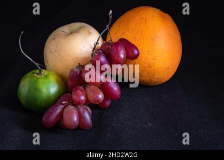 Verschiedene tropische Früchte begrüßen das neue Jahr. Stockfoto