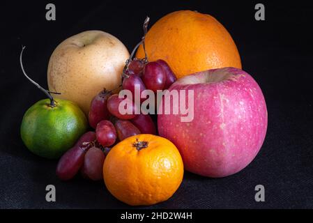 Verschiedene tropische Früchte begrüßen das neue Jahr. Stockfoto