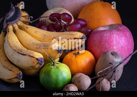 Verschiedene tropische Früchte begrüßen das neue Jahr. Stockfoto