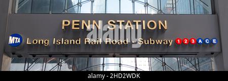 New York City, New York, USA - 21. November 2021: Schild über Penn Station Long Island Railroad Eingang von 33rd Street und 7th Ave Stockfoto