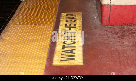 Beobachten Sie die Lücke Warnung geschrieben auf der Plattform des Long Island Bahnhof in penn Station New york City. Stockfoto