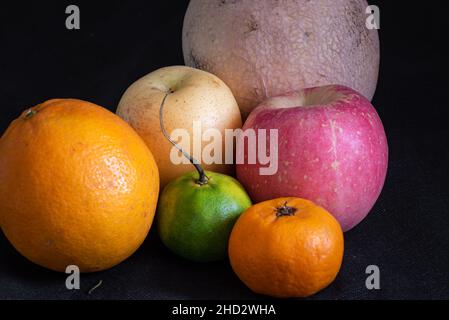 Verschiedene tropische Früchte begrüßen das neue Jahr. Stockfoto