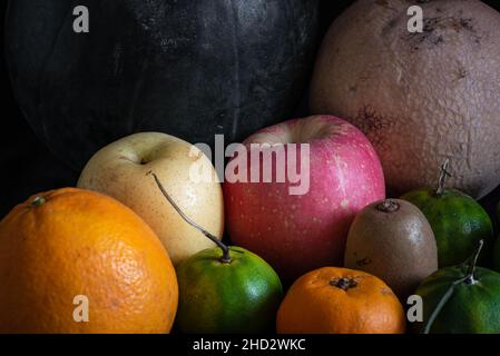 Verschiedene tropische Früchte begrüßen das neue Jahr. Stockfoto