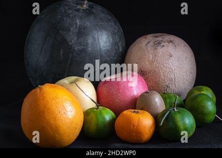 Verschiedene tropische Früchte begrüßen das neue Jahr. Stockfoto