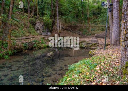 Quelle des Ebro Flusses in Fontibre. Stockfoto