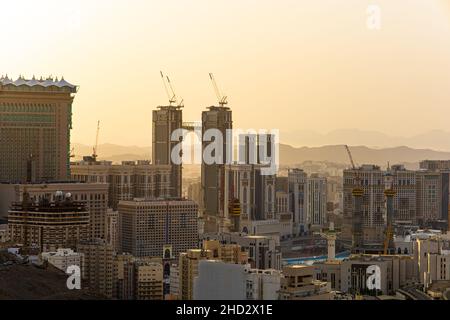 Mekka Stadt städtischen und Gebäuden , Saudi-Arabien bei Sonnenuntergang - Makkah al-Mukarramah مدينة مكة المكرمة - التوسعة - الحج Stockfoto