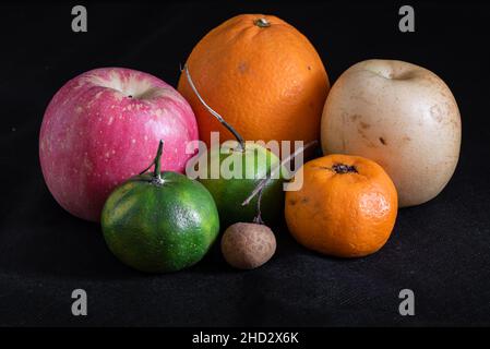 Verschiedene tropische Früchte begrüßen das neue Jahr. Stockfoto