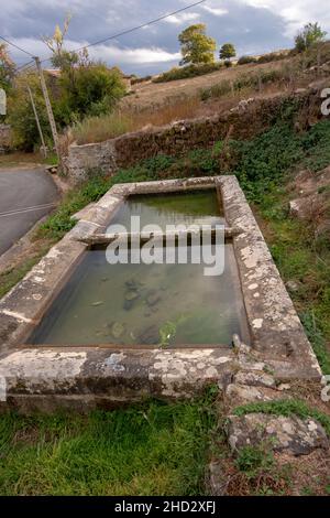 Brunnen und Talmulde für Rinder im Poblacion de Arriba. Stockfoto