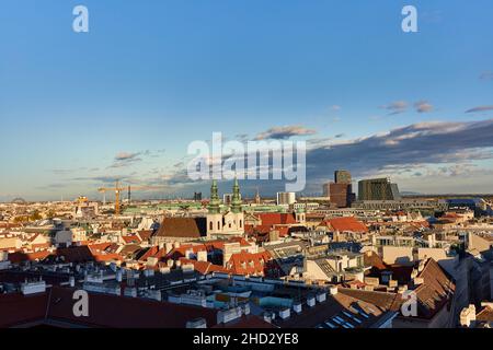 Blick über die Dächer von Wien aus dem Norden Turm von St. Stephen's Cathedral Stockfoto