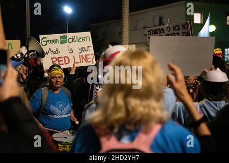 Raanana, Israel. 1st. Januar 2022. Demonstration gegen Einschränkungen des Corona-Virus, Kinderimpfstoffe und die „Green Badge/Pass“-Gesetzgebung. Die Proteste begannen in der Nähe der Residenz des Premierministers Bennett in Raanana und marschierten in Richtung eines Einkaufszentrums in der Stadt Kfar Saba, während sie die Hauptstraßen und Kreuzungen blockierten. Letzte Woche wurden von der israelischen Regierung neue Beschränkungen erlassen, die es Bürgern ohne einen Grünen Pass untersagten, Geschäfte in Einkaufszentren zu betreten, abgesehen von wichtigen Dienstleistungen - wie Lebensmittel und Apotheken. Raánana, Israel. 01th. Januar 2022. Kredit: Matan Golan/Alamy Live Nachrichten Stockfoto