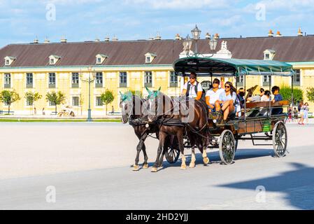 WIEN, ÖSTERREICH - 23. JULI 2019: Pferdekutsche im Schloss Schönbrunn in Wien, Österreich Stockfoto