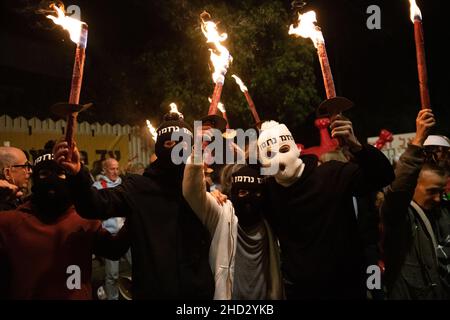 Raanana, Israel. 1st. Januar 2022. Demonstration gegen Einschränkungen des Corona-Virus, Kinderimpfstoffe und die „Green Badge/Pass“-Gesetzgebung. Die Proteste begannen in der Nähe der Residenz des Premierministers Bennett in Raanana und marschierten in Richtung eines Einkaufszentrums in der Stadt Kfar Saba, während sie die Hauptstraßen und Kreuzungen blockierten. Letzte Woche wurden von der israelischen Regierung neue Beschränkungen erlassen, die es Bürgern ohne einen Grünen Pass untersagten, Geschäfte in Einkaufszentren zu betreten, abgesehen von wichtigen Dienstleistungen - wie Lebensmittel und Apotheken. Raánana, Israel. 01th. Januar 2022. Kredit: Matan Golan/Alamy Live Nachrichten Stockfoto