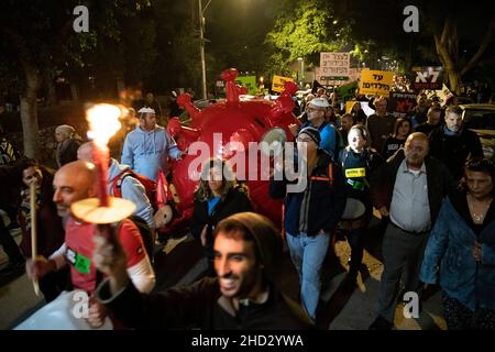 Raanana, Israel. 1st. Januar 2022. Demonstration gegen Einschränkungen des Corona-Virus, Kinderimpfstoffe und die „Green Badge/Pass“-Gesetzgebung. Die Proteste begannen in der Nähe der Residenz des Premierministers Bennett in Raanana und marschierten in Richtung eines Einkaufszentrums in der Stadt Kfar Saba, während sie die Hauptstraßen und Kreuzungen blockierten. Letzte Woche wurden von der israelischen Regierung neue Beschränkungen erlassen, die es Bürgern ohne einen Grünen Pass untersagten, Geschäfte in Einkaufszentren zu betreten, abgesehen von wichtigen Dienstleistungen - wie Lebensmittel und Apotheken. Raánana, Israel. 01th. Januar 2022. Kredit: Matan Golan/Alamy Live Nachrichten Stockfoto