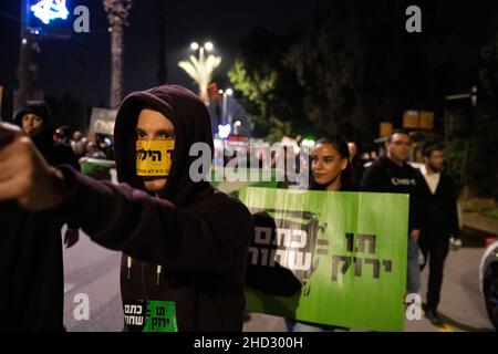 Raanana, Israel. 1st. Januar 2022. Demonstration gegen Einschränkungen des Corona-Virus, Kinderimpfstoffe und die „Green Badge/Pass“-Gesetzgebung. Die Proteste begannen in der Nähe der Residenz des Premierministers Bennett in Raanana und marschierten in Richtung eines Einkaufszentrums in der Stadt Kfar Saba, während sie die Hauptstraßen und Kreuzungen blockierten. Letzte Woche wurden von der israelischen Regierung neue Beschränkungen erlassen, die es Bürgern ohne einen Grünen Pass untersagten, Geschäfte in Einkaufszentren zu betreten, abgesehen von wichtigen Dienstleistungen - wie Lebensmittel und Apotheken. Raánana, Israel. 01th. Januar 2022. Kredit: Matan Golan/Alamy Live Nachrichten Stockfoto