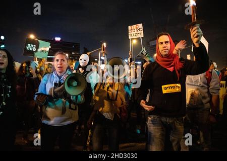 Raanana, Israel. 1st. Januar 2022. Demonstration gegen Einschränkungen des Corona-Virus, Kinderimpfstoffe und die „Green Badge/Pass“-Gesetzgebung. Die Proteste begannen in der Nähe der Residenz des Premierministers Bennett in Raanana und marschierten in Richtung eines Einkaufszentrums in der Stadt Kfar Saba, während sie die Hauptstraßen und Kreuzungen blockierten. Letzte Woche wurden von der israelischen Regierung neue Beschränkungen erlassen, die es Bürgern ohne einen Grünen Pass untersagten, Geschäfte in Einkaufszentren zu betreten, abgesehen von wichtigen Dienstleistungen - wie Lebensmittel und Apotheken. Raánana, Israel. 01th. Januar 2022. Kredit: Matan Golan/Alamy Live Nachrichten Stockfoto