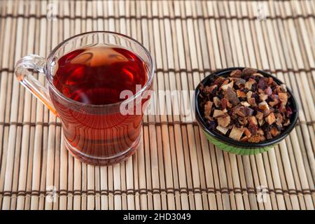 Ein Glas gemischter Kräuter- und Früchtetee Stockfoto