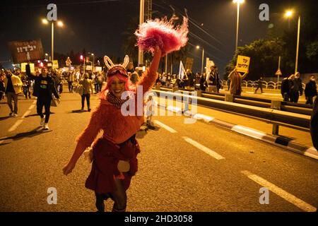 Raanana, Israel. 1st. Januar 2022. Demonstration gegen Einschränkungen des Corona-Virus, Kinderimpfstoffe und die „Green Badge/Pass“-Gesetzgebung. Die Proteste begannen in der Nähe der Residenz des Premierministers Bennett in Raanana und marschierten in Richtung eines Einkaufszentrums in der Stadt Kfar Saba, während sie die Hauptstraßen und Kreuzungen blockierten. Letzte Woche wurden von der israelischen Regierung neue Beschränkungen erlassen, die es Bürgern ohne einen Grünen Pass untersagten, Geschäfte in Einkaufszentren zu betreten, abgesehen von wichtigen Dienstleistungen - wie Lebensmittel und Apotheken. Raánana, Israel. 01th. Januar 2022. Kredit: Matan Golan/Alamy Live Nachrichten Stockfoto
