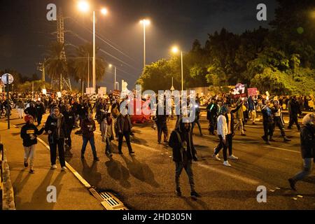 Raanana, Israel. 1st. Januar 2022. Demonstration gegen Einschränkungen des Corona-Virus, Kinderimpfstoffe und die „Green Badge/Pass“-Gesetzgebung. Die Proteste begannen in der Nähe der Residenz des Premierministers Bennett in Raanana und marschierten in Richtung eines Einkaufszentrums in der Stadt Kfar Saba, während sie die Hauptstraßen und Kreuzungen blockierten. Letzte Woche wurden von der israelischen Regierung neue Beschränkungen erlassen, die es Bürgern ohne einen Grünen Pass untersagten, Geschäfte in Einkaufszentren zu betreten, abgesehen von wichtigen Dienstleistungen - wie Lebensmittel und Apotheken. Raánana, Israel. 01th. Januar 2022. Kredit: Matan Golan/Alamy Live Nachrichten Stockfoto