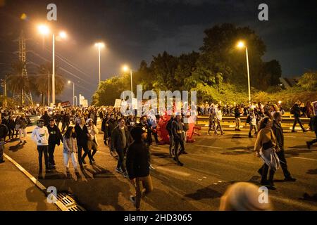Raanana, Israel. 1st. Januar 2022. Demonstration gegen Einschränkungen des Corona-Virus, Kinderimpfstoffe und die „Green Badge/Pass“-Gesetzgebung. Die Proteste begannen in der Nähe der Residenz des Premierministers Bennett in Raanana und marschierten in Richtung eines Einkaufszentrums in der Stadt Kfar Saba, während sie die Hauptstraßen und Kreuzungen blockierten. Letzte Woche wurden von der israelischen Regierung neue Beschränkungen erlassen, die es Bürgern ohne einen Grünen Pass untersagten, Geschäfte in Einkaufszentren zu betreten, abgesehen von wichtigen Dienstleistungen - wie Lebensmittel und Apotheken. Raánana, Israel. 01th. Januar 2022. Kredit: Matan Golan/Alamy Live Nachrichten Stockfoto