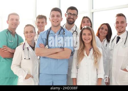 Eine Gruppe erfolgreicher Ärzte im medizinischen Zentrum, die zusammen stehen Stockfoto
