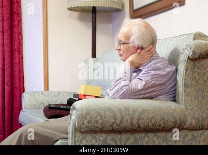 Älterer Mann, der sich zu Hause beim Fernsehen entspannt Stockfoto