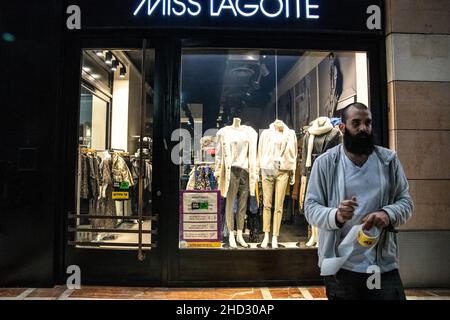 Raanana, Israel. 1st. Januar 2022. Demonstration gegen Einschränkungen des Corona-Virus, Kinderimpfstoffe und die „Green Badge/Pass“-Gesetzgebung. Die Proteste begannen in der Nähe der Residenz des Premierministers Bennett in Raanana und marschierten in Richtung eines Einkaufszentrums in der Stadt Kfar Saba, während sie die Hauptstraßen und Kreuzungen blockierten. Letzte Woche wurden von der israelischen Regierung neue Beschränkungen erlassen, die es Bürgern ohne einen Grünen Pass untersagten, Geschäfte in Einkaufszentren zu betreten, abgesehen von wichtigen Dienstleistungen - wie Lebensmittel und Apotheken. Raánana, Israel. 01th. Januar 2022. Kredit: Matan Golan/Alamy Live Nachrichten Stockfoto