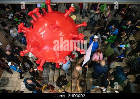 Raanana, Israel. 1st. Januar 2022. Demonstration gegen Einschränkungen des Corona-Virus, Kinderimpfstoffe und die „Green Badge/Pass“-Gesetzgebung. Die Proteste begannen in der Nähe der Residenz des Premierministers Bennett in Raanana und marschierten in Richtung eines Einkaufszentrums in der Stadt Kfar Saba, während sie die Hauptstraßen und Kreuzungen blockierten. Letzte Woche wurden von der israelischen Regierung neue Beschränkungen erlassen, die es Bürgern ohne einen Grünen Pass untersagten, Geschäfte in Einkaufszentren zu betreten, abgesehen von wichtigen Dienstleistungen - wie Lebensmittel und Apotheken. Raánana, Israel. 01th. Januar 2022. Kredit: Matan Golan/Alamy Live Nachrichten Stockfoto