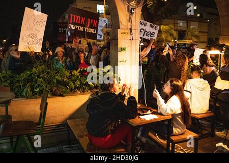 Raanana, Israel. 1st. Januar 2022. Demonstration gegen Einschränkungen des Corona-Virus, Kinderimpfstoffe und die „Green Badge/Pass“-Gesetzgebung. Die Proteste begannen in der Nähe der Residenz des Premierministers Bennett in Raanana und marschierten in Richtung eines Einkaufszentrums in der Stadt Kfar Saba, während sie die Hauptstraßen und Kreuzungen blockierten. Letzte Woche wurden von der israelischen Regierung neue Beschränkungen erlassen, die es Bürgern ohne einen Grünen Pass untersagten, Geschäfte in Einkaufszentren zu betreten, abgesehen von wichtigen Dienstleistungen - wie Lebensmittel und Apotheken. Raánana, Israel. 01th. Januar 2022. Kredit: Matan Golan/Alamy Live Nachrichten Stockfoto