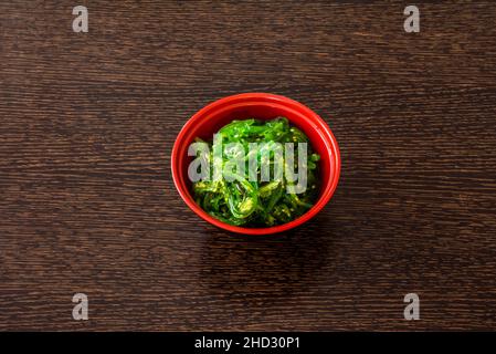 Wakame ist ein essbarer Seetang. In Japan wird es bei der Zubereitung von Misosuppe verwendet. Es ist in der Liste der 100 schädlichsten invasiven Alien sp Stockfoto