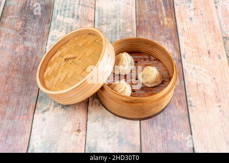 Xiaolongpao, ein Baozi-Schmorknödel, ist eine sehr häufige kulinarische Spezialität Ostchinas, einschließlich Shanghai und Wuxi. Diese geschmorten Brötchen sind wir Stockfoto