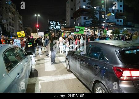 Raanana, Israel. 1st. Januar 2022. Demonstration gegen Einschränkungen des Corona-Virus, Kinderimpfstoffe und die „Green Badge/Pass“-Gesetzgebung. Die Proteste begannen in der Nähe der Residenz des Premierministers Bennett in Raanana und marschierten in Richtung eines Einkaufszentrums in der Stadt Kfar Saba, während sie die Hauptstraßen und Kreuzungen blockierten. Letzte Woche wurden von der israelischen Regierung neue Beschränkungen erlassen, die es Bürgern ohne einen Grünen Pass untersagten, Geschäfte in Einkaufszentren zu betreten, abgesehen von wichtigen Dienstleistungen - wie Lebensmittel und Apotheken. Raánana, Israel. 01th. Januar 2022. Kredit: Matan Golan/Alamy Live Nachrichten Stockfoto