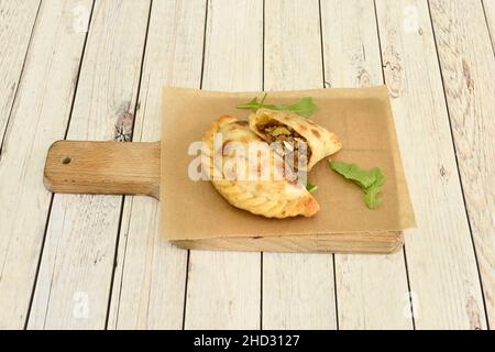 Empanadas gefüllt mit Fleischeintopf mit Ei und spanischen Oliven Stockfoto