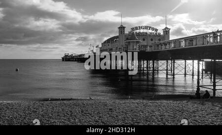 Pier, der sich bis zum Meer erstreckt Stockfoto