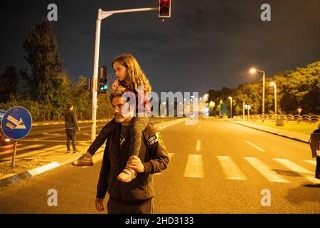 Raanana, Israel. 1st. Januar 2022. Demonstration gegen Einschränkungen des Corona-Virus, Kinderimpfstoffe und die „Green Badge/Pass“-Gesetzgebung. Die Proteste begannen in der Nähe der Residenz des Premierministers Bennett in Raanana und marschierten in Richtung eines Einkaufszentrums in der Stadt Kfar Saba, während sie die Hauptstraßen und Kreuzungen blockierten. Letzte Woche wurden von der israelischen Regierung neue Beschränkungen erlassen, die es Bürgern ohne einen Grünen Pass untersagten, Geschäfte in Einkaufszentren zu betreten, abgesehen von wichtigen Dienstleistungen - wie Lebensmittel und Apotheken. Raánana, Israel. 01th. Januar 2022. Kredit: Matan Golan/Alamy Live Nachrichten Stockfoto