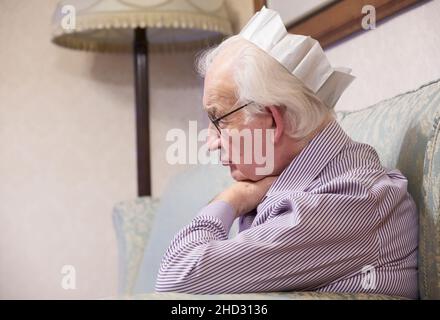 Älterer Mann, der sich zu Hause beim Fernsehen entspannt Stockfoto