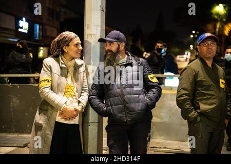 Raanana, Israel. 1st. Januar 2022. Demonstration gegen Einschränkungen des Corona-Virus, Kinderimpfstoffe und die „Green Badge/Pass“-Gesetzgebung. Die Proteste begannen in der Nähe der Residenz des Premierministers Bennett in Raanana und marschierten in Richtung eines Einkaufszentrums in der Stadt Kfar Saba, während sie die Hauptstraßen und Kreuzungen blockierten. Letzte Woche wurden von der israelischen Regierung neue Beschränkungen erlassen, die es Bürgern ohne einen Grünen Pass untersagten, Geschäfte in Einkaufszentren zu betreten, abgesehen von wichtigen Dienstleistungen - wie Lebensmittel und Apotheken. Raánana, Israel. 01th. Januar 2022. Kredit: Matan Golan/Alamy Live Nachrichten Stockfoto