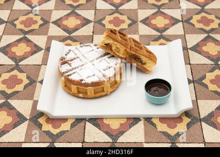 Die gefüllte Waffel ist eine Waffelspezialität aus der Metropole Lille und im Allgemeinen aus Französisch-Flandern. Es ist eine ovale Waffel, die sich öffnet Stockfoto