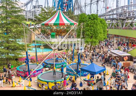 tokio, japan - Mai 03 2019: Familien genießen Freizeitattraktionen wie Trampolin oder Karussell im Einkaufszentrum Laqua Tokyo Dome City Mall Stockfoto