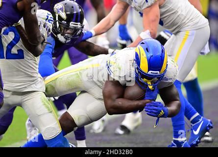 Baltimore, Usa. 02nd Januar 2022. Los Angeles Rams laufen zurück Sony Michel (25) taucht in die Endzone ein, um in der zweiten Hälfte im M&T Bank Stadium in Baltimore, Maryland, am Sonntag, den 2. Januar 2022 gegen die Baltimore Ravens zu Punkten. Die Los Angeles Rams besiegten die Baltimore Ravens 20-19. Foto von David Tulis/UPI Credit: UPI/Alamy Live News Stockfoto