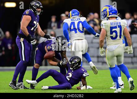 Baltimore, Usa. 02nd Januar 2022. Der Quarterback Tyler Huntley (2) von Baltimore Ravens wird am Sonntag, dem 2. Januar 2022, nach der Insassenentlassung der Los Angeles Rams in der zweiten Hälfte im M&T Bank Stadium in Baltimore, Maryland, unterstützt. Die Los Angeles Rams besiegten die Baltimore Ravens 20-19. Foto von David Tulis/UPI Credit: UPI/Alamy Live News Stockfoto