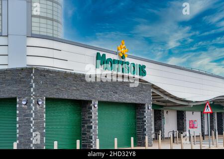 CHESTER, ENGLAND, Großbritannien - 25. DEZEMBER 2021: Vorderansicht eines Morrissons Supermarkts Stockfoto