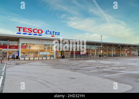 CHESTER, ENGLAND, Großbritannien - 25. DEZEMBER 2021: Blick auf einen Tesco Extra Supermarkt Stockfoto