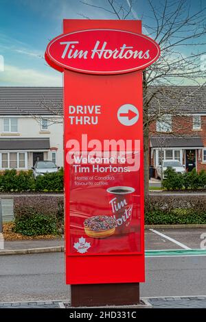 CHESTER, ENGLAND, Großbritannien - 25. DEZEMBER 2021: Blick auf einen Tim Hortons-Wegweiser Stockfoto