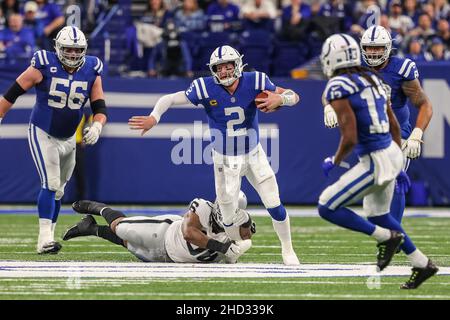 Indianapolis, Indiana, USA. 2nd Januar 2022. Der Quarterback Carson Wentz (2) von Indianapolis Colts wird während des Spiels zwischen den Las Vegas Raiders und den Indianapolis Colts im Lucas Oil Stadium, Indianapolis, Indiana, vom Abwehrspieler Darius Philon (96) am Knöchel gepackt. (Bild: © Scott Stuart/ZUMA Press Wire) Bild: ZUMA Press, Inc./Alamy Live News Stockfoto